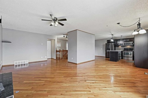 128 Ventura Way Ne, Calgary, AB - Indoor Photo Showing Kitchen