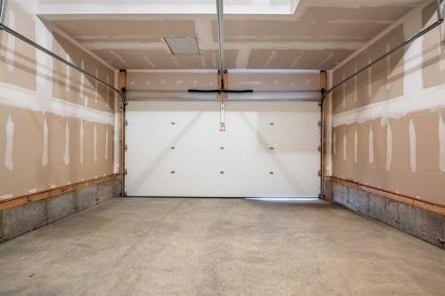 76 Creekview Manor Sw, Calgary, AB - Indoor Photo Showing Garage