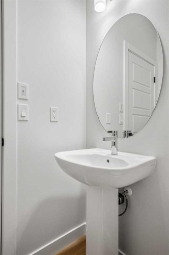 56 Creekstone Grove Sw, Calgary, AB - Indoor Photo Showing Bathroom