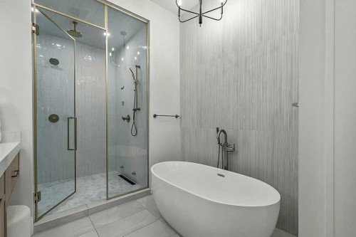 56 Lissington Drive Sw, Calgary, AB - Indoor Photo Showing Bathroom