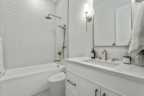 56 Lissington Drive Sw, Calgary, AB - Indoor Photo Showing Bathroom