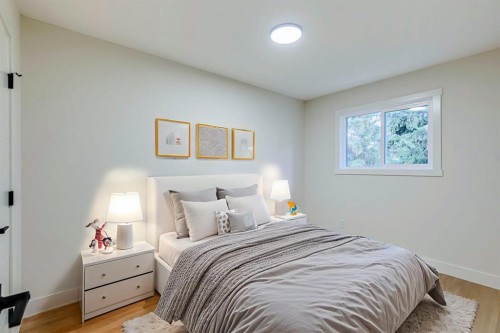 246 Cedarwood Park Sw, Calgary, AB - Indoor Photo Showing Bedroom