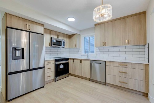 246 Cedarwood Park Sw, Calgary, AB - Indoor Photo Showing Kitchen