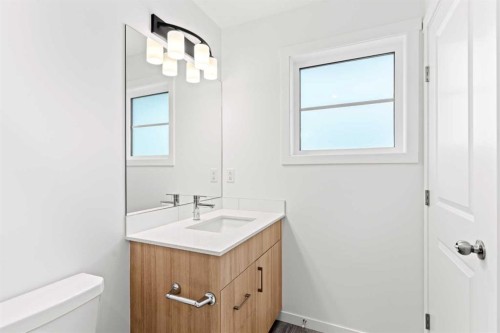 918 Creekside Boulevard Sw, Calgary, AB - Indoor Photo Showing Bathroom