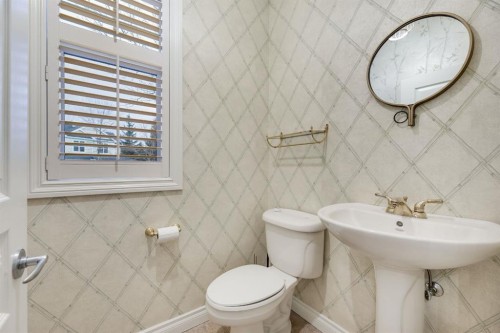 12-10 St Julien Drive Sw, Calgary, AB - Indoor Photo Showing Bathroom
