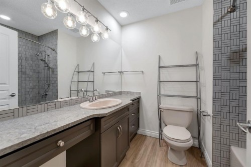 12-10 St Julien Drive Sw, Calgary, AB - Indoor Photo Showing Bathroom