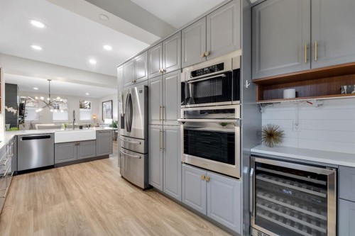12-10 St Julien Drive Sw, Calgary, AB - Indoor Photo Showing Kitchen