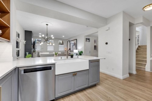 12-10 St Julien Drive Sw, Calgary, AB - Indoor Photo Showing Kitchen