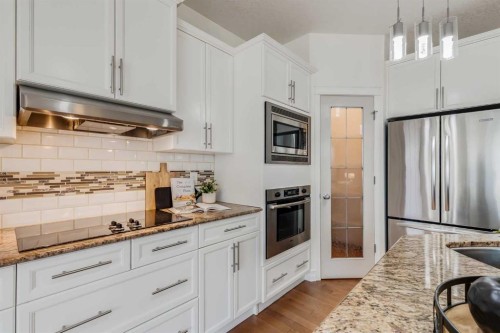 1465 Kings Heights Boulevard Se, Airdrie, AB - Indoor Photo Showing Kitchen With Upgraded Kitchen