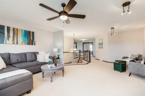 1465 Kings Heights Boulevard Se, Airdrie, AB - Indoor Photo Showing Living Room