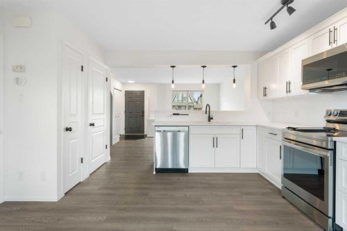 211 Elgin Meadows Gardens Se, Calgary, AB - Indoor Photo Showing Kitchen With Upgraded Kitchen