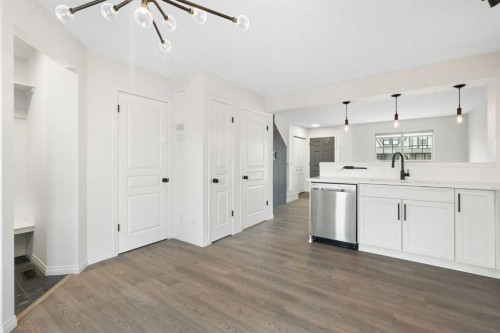 211 Elgin Meadows Gardens Se, Calgary, AB - Indoor Photo Showing Kitchen