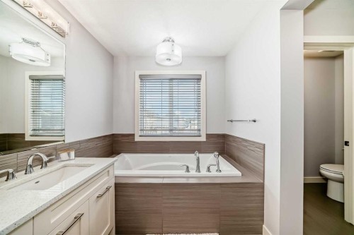 98 Legacy Lane Se, Calgary, AB - Indoor Photo Showing Bathroom