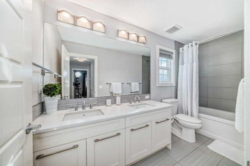 98 Legacy Lane Se, Calgary, AB - Indoor Photo Showing Bathroom