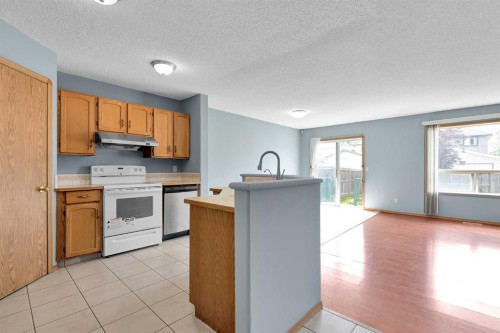 15 Harvest Rose Circle Ne, Calgary, AB - Indoor Photo Showing Kitchen