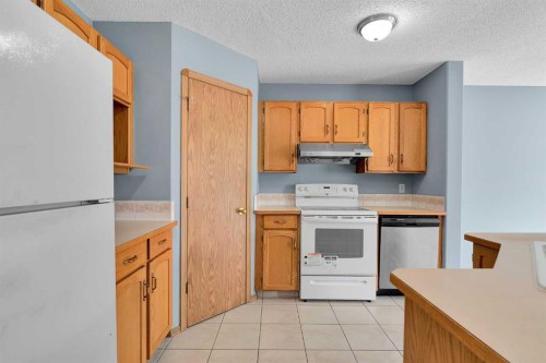 15 Harvest Rose Circle Ne, Calgary, AB - Indoor Photo Showing Kitchen