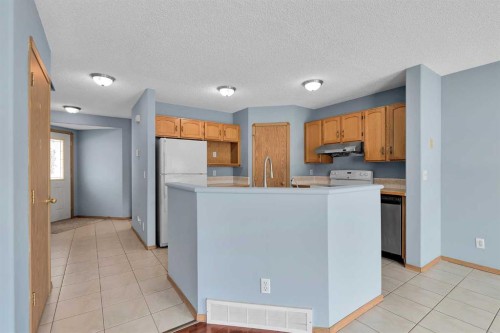 15 Harvest Rose Circle Ne, Calgary, AB - Indoor Photo Showing Kitchen