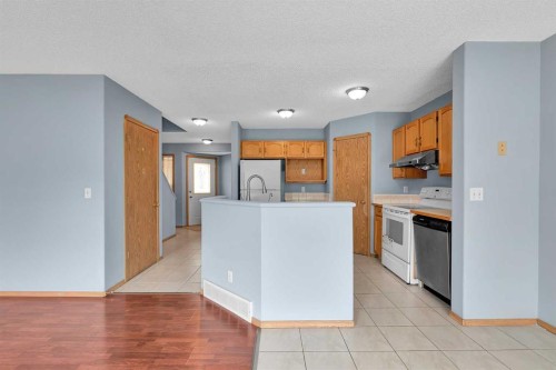 15 Harvest Rose Circle Ne, Calgary, AB - Indoor Photo Showing Kitchen