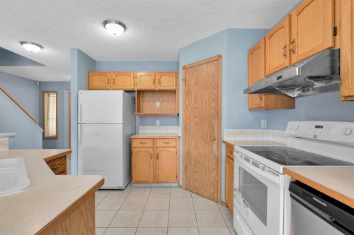 15 Harvest Rose Circle Ne, Calgary, AB - Indoor Photo Showing Kitchen