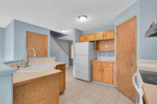 15 Harvest Rose Circle Ne, Calgary, AB - Indoor Photo Showing Kitchen