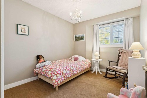 41 Shannon Circle Sw, Calgary, AB - Indoor Photo Showing Bedroom