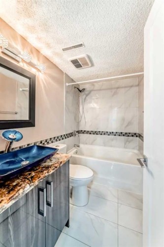 1835 42 Street Se, Calgary, AB - Indoor Photo Showing Bathroom