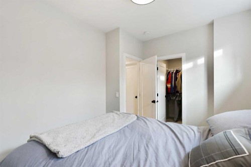 4929 20 Street Sw, Calgary, AB - Indoor Photo Showing Bedroom