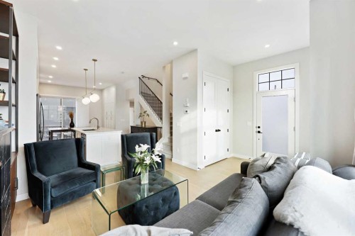 4929 20 Street Sw, Calgary, AB - Indoor Photo Showing Living Room