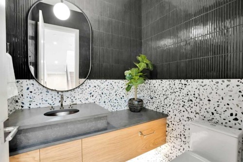 6312 Lacombe Way Sw, Calgary, AB - Indoor Photo Showing Bathroom
