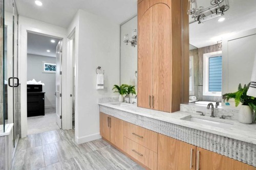 6312 Lacombe Way Sw, Calgary, AB - Indoor Photo Showing Bathroom
