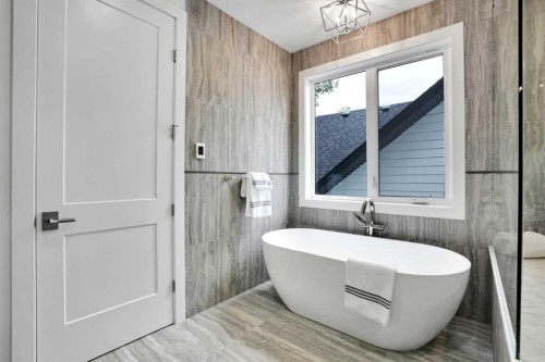 6312 Lacombe Way Sw, Calgary, AB - Indoor Photo Showing Bathroom