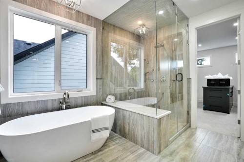 6312 Lacombe Way Sw, Calgary, AB - Indoor Photo Showing Bathroom