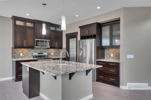 204 Sunset View, Cochrane, AB - Indoor Photo Showing Kitchen With Upgraded Kitchen