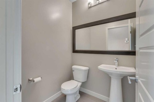 204 Sunset View, Cochrane, AB - Indoor Photo Showing Bathroom