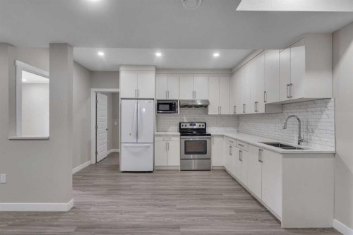 204 Sunset View, Cochrane, AB - Indoor Photo Showing Kitchen With Double Sink With Upgraded Kitchen