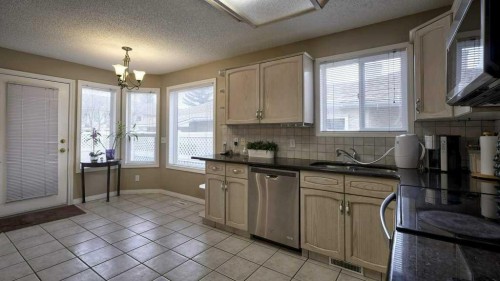 138 Sierra Morena Green Sw, Calgary, AB - Indoor Photo Showing Kitchen
