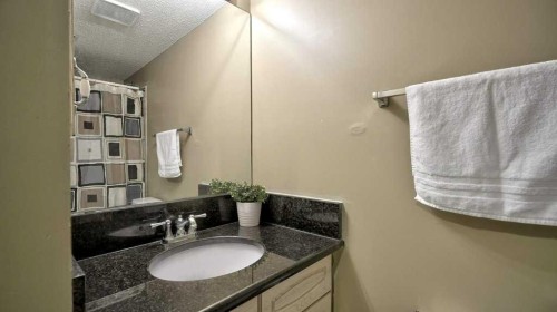 138 Sierra Morena Green Sw, Calgary, AB - Indoor Photo Showing Bathroom