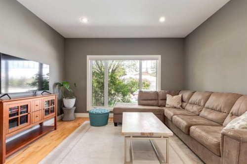 1406 29 Street Sw, Calgary, AB - Indoor Photo Showing Living Room