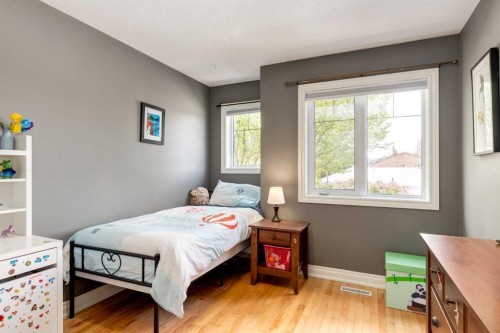 1406 29 Street Sw, Calgary, AB - Indoor Photo Showing Bedroom