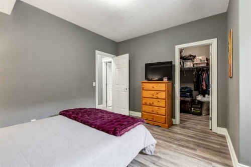 1406 29 Street Sw, Calgary, AB - Indoor Photo Showing Bedroom