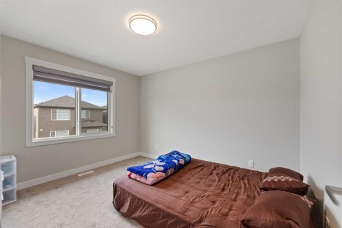 7 Corner Glen Common Ne, Calgary, AB - Indoor Photo Showing Bedroom
