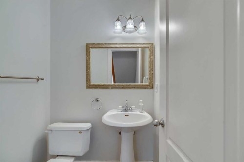 2834 Parkdale Boulevard Nw, Calgary, AB - Indoor Photo Showing Bathroom