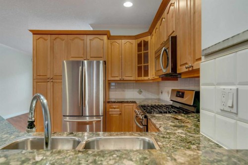 2834 Parkdale Boulevard Nw, Calgary, AB - Indoor Photo Showing Kitchen With Stainless Steel Kitchen With Double Sink
