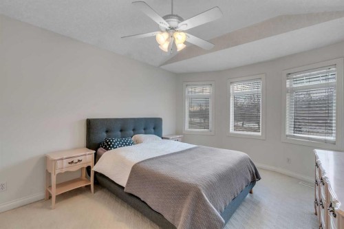 2834 Parkdale Boulevard Nw, Calgary, AB - Indoor Photo Showing Bedroom