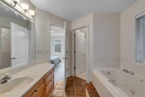 2834 Parkdale Boulevard Nw, Calgary, AB - Indoor Photo Showing Bathroom
