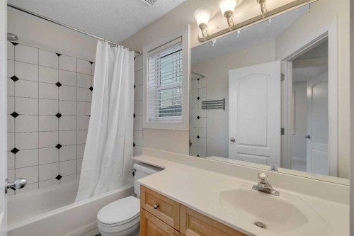 2834 Parkdale Boulevard Nw, Calgary, AB - Indoor Photo Showing Bathroom