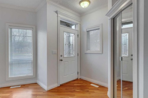 2834 Parkdale Boulevard Nw, Calgary, AB - Indoor Photo Showing Other Room