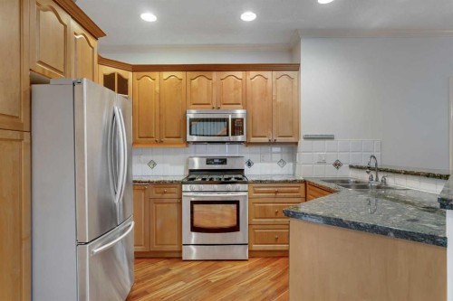 2834 Parkdale Boulevard Nw, Calgary, AB - Indoor Photo Showing Kitchen With Double Sink