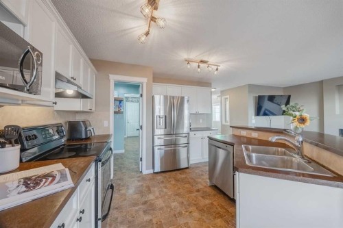 177 Silverado Range View Sw, Calgary, AB - Indoor Photo Showing Kitchen With Double Sink
