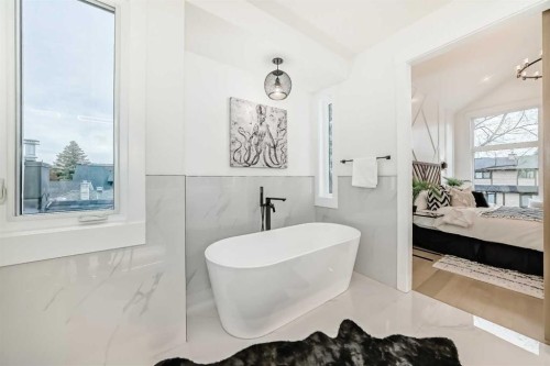 214 27 Avenue Nw, Calgary, AB - Indoor Photo Showing Bathroom